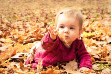 Bébé rampe dans les feuilles